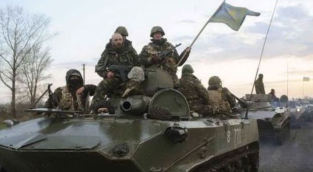 Separatisti abbattono un caccia: 108 prigionieri. Truppe russe a Donetsk Mogherini: Putin non rispetta impegni