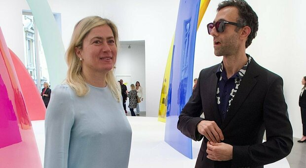 La direttrice della Galleria Gagosian Pepi Marchetti Franchi con l'artista Alex Israel