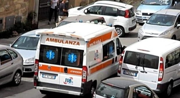 Medici aggrediti e petardi su un'ambulanza a Napoli. Telecamere in arrivo, ira Croce Rossa