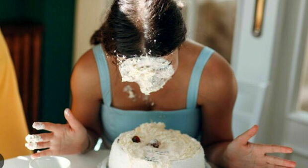 Lo sposo spinge la moglie con la faccia nella torta al matrimonio, lei lo lascia il giorno dopo
