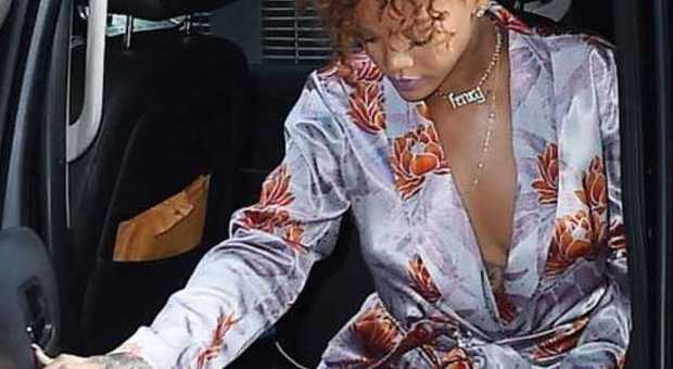 Rihanna, scollatura mozzafiato al matrimonio della sua stylist Sonya Berenson