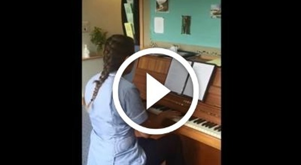 L'infermiera suona e canta per i malati: il video commuove il web
