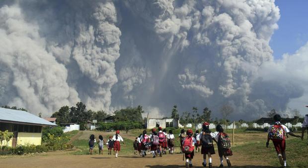 Indonesia, erutta il vulcano Sinabung sull'isola di Sumatra: colonna di ceneri alta 5 km