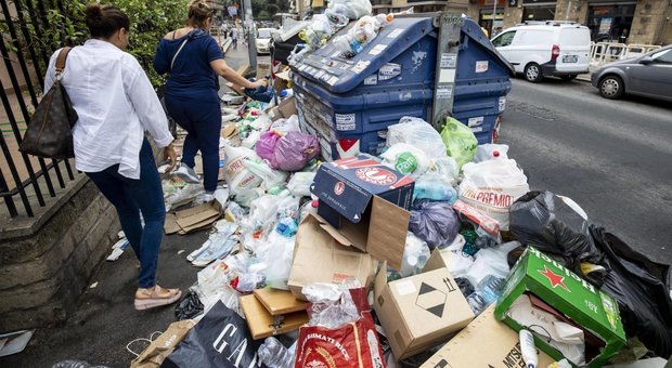 Rifiuti, emergenza a Roma: iniziato il vertice al ministero dell'Ambiente, è passato anche Di Maio