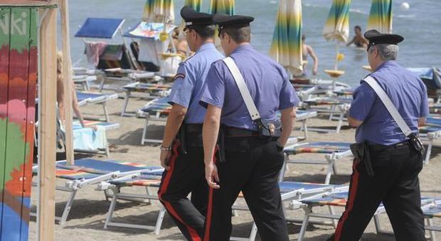 Numana, beccato a vendere borse sulla spiaggia aggredisce i carabinieri