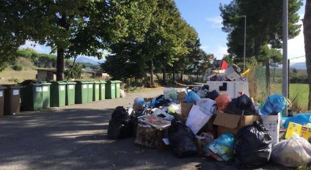 Guidonia, stop al ritiro dei sacchi neri per i rifiuti: «Servono quelli trasparenti»