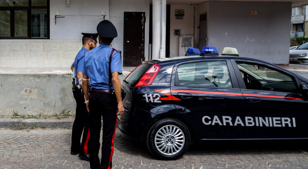 Carabinieri nel quartiere Pianura di Napoli