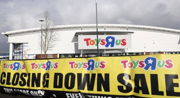 Toys 'R' Us chiude i negozi negli Usa: videogame e social affondano i giocattoli: 3.000 posti a rischio