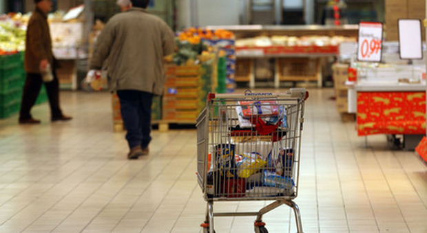 «Non ha pagato la spesa»: dipendente di un ipermercato licenziata per 43 euro. I colleghi la difendono