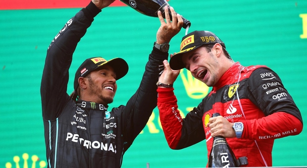 Hamilton alla Ferrari, accordo vicino: prenderà il posto di Sainz. «Annuncio nei prossimi giorni»