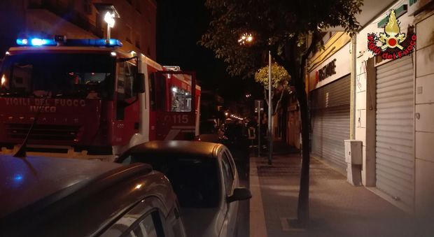 Aprilia, all'alba incendio in una paninoteca in via dei Lauri: evacuato l'edificio
