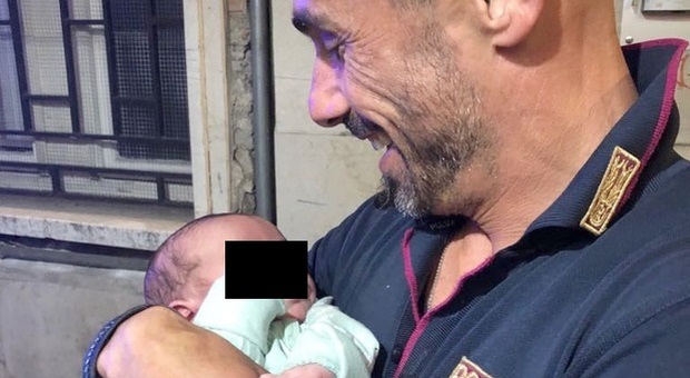 Neonato abbandonato in un passeggino a Brescia: si cercano i genitori