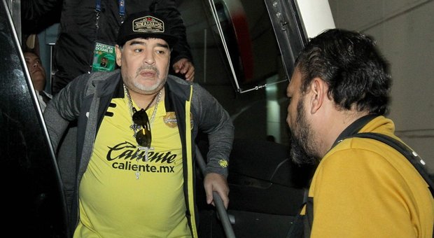 L'ultima follia di Maradona: perde la finale ed è rissa coi tifosi Video