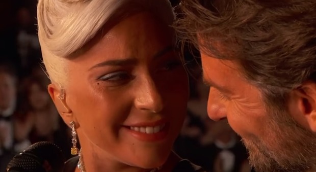 Lady Gaga e Bradley Cooper "intimi" agli Oscar 2019, la cantante sotto attacco: «Ha violato il codice d’onore»