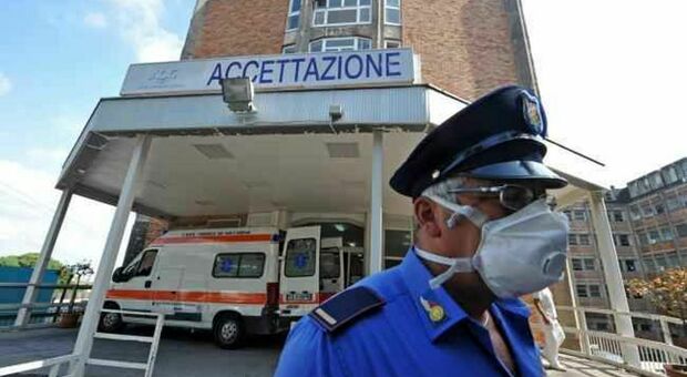 Covid a Napoli, niente file di ambulanze al Cotugno: «Ma ora i malati sono più giovani»