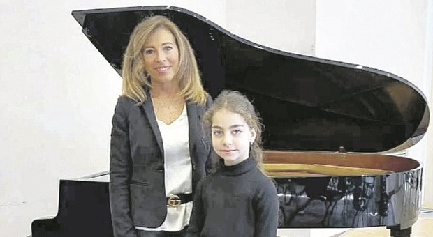 Al pianoforte il talento di Diana, bimba prodigio in fuga dall'Ucraina: al Pergoli risuonano note di pace