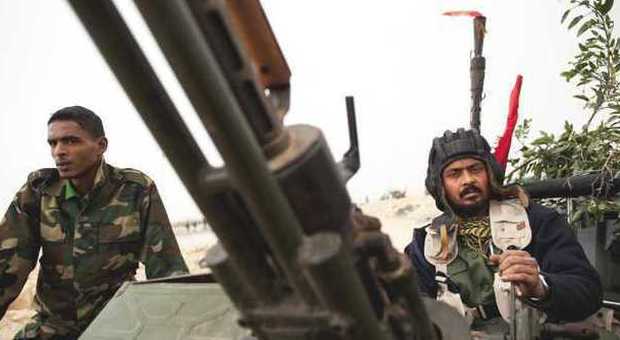 Libia senza pace, scontri armati a Bengasi Gli elicotteri militari sorvolano la città