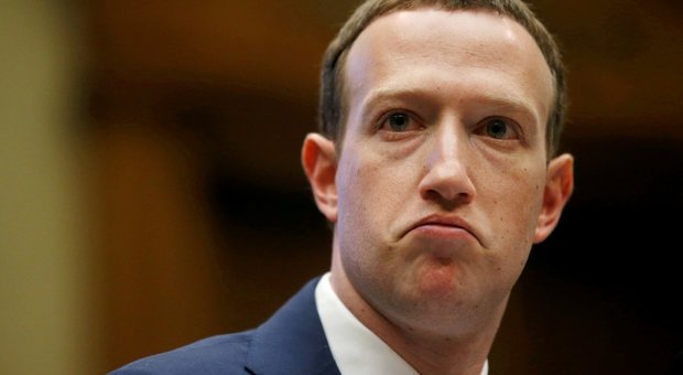 Facebook «gangster digitale»: Zuckerberg di nuovo sotto attacco per la privacy