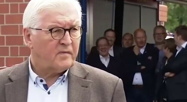 Alluvione in Germania, il governatore Laschet ride sul luogo della tragedia: è bufera. Lui: «Mi dispiace»
