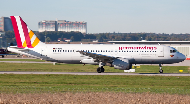 Malori a bordo, volo Germanwings effettua un atterraggio d'emergenza