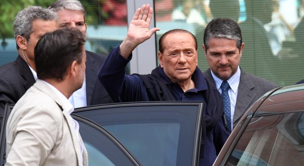 Berlusconi dimesso dall'ospedale: «È stata dura, ma ora sto meglio»