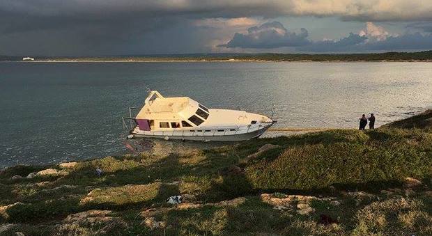 La barca si ribalta, paura per 53 migranti sulla costa jonica