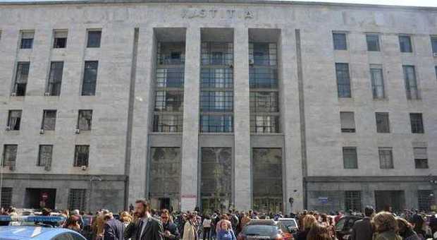 Le persone evacuate fuori dal Tribunale di Milano