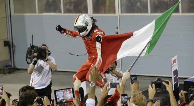 Vettel festeggia dopo la vittoria