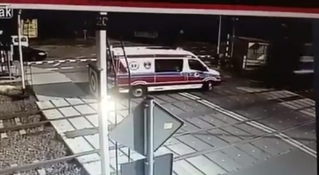 Ambulanza travolta dal treno in corsa al passaggio al livello: morti medico e infermiere