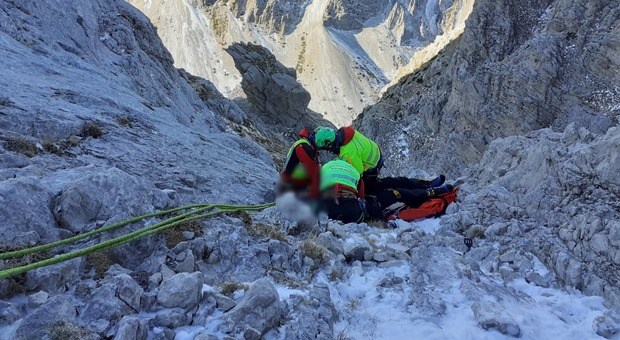 Incidente in montagna, feriti due alpinisti romani sul Gran Sasso: 39enne in gravi condizioni