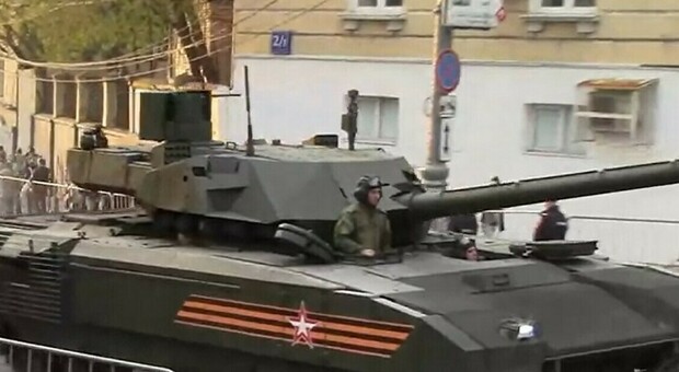 Ucraina, la Russia schiera i nuovi tank T-14 Armata. L'intelligence britannica: un errore