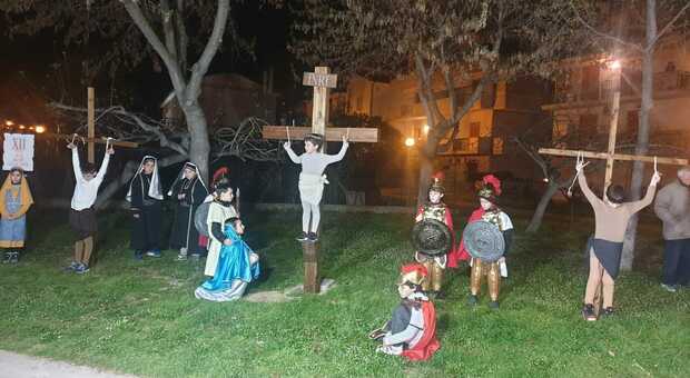 San Benedetto, una Via Crucis di soli bambini. La Pasqua in Riviera tra antiche e nuove tradizioni