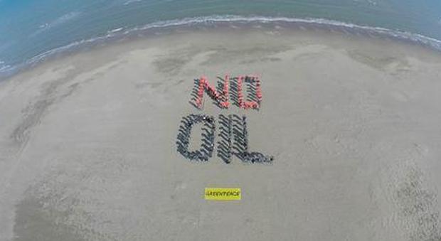 Grenpeace: ho scritto “no oil” sulla sabbia