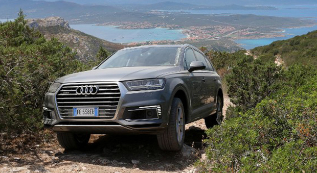 L'Audi Q7 e-tron 3.0 Tdi quattro in un difficile passaggio in fuoristrada in Sardegna