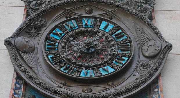 Illuminato l'Orologio delle Meraviglie in piazza Sant'Oronzo