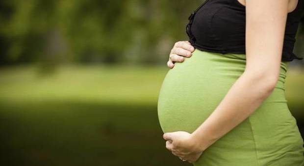 Uno studio rivela che i movimenti del feto nel ventre della mamma non sono casuali