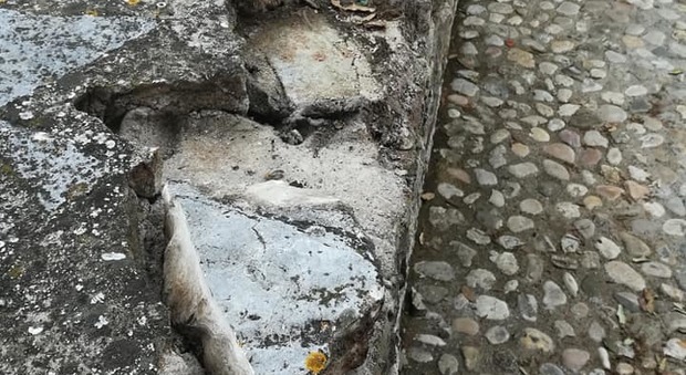 Gettano pietre sulla strada provinciale Finocchieto
