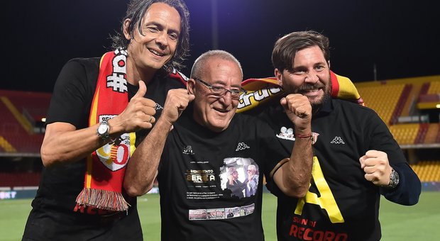 Pippo Inzaghi festeggia la promozione in A (foto Cafaro/Lapresse)