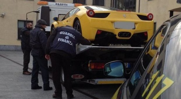 Imprenditore non pagava l'Iva: la Finanza gli sequestra la Ferrari da 250mila euro