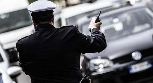 Genova, fa pipì per strada: maxi multa da 10mila euro