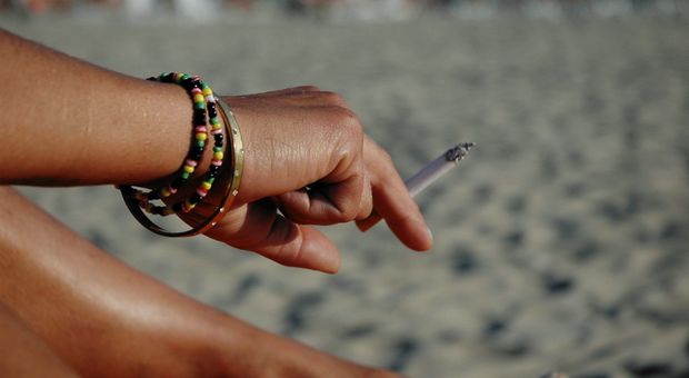 Codacons ai prefetti: «Vietare il fumo in spiaggia in tutta Italia»