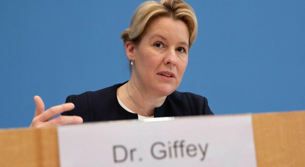 Germania, la ministra della Famiglia “copia” la tesi: Merkel la perdona, salta il rigorismo tedesco