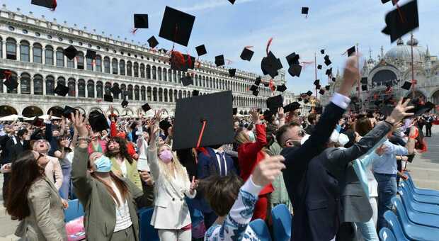 'Tocchi' in aria e festa in Piazza San Marco per oltre 800 laureati