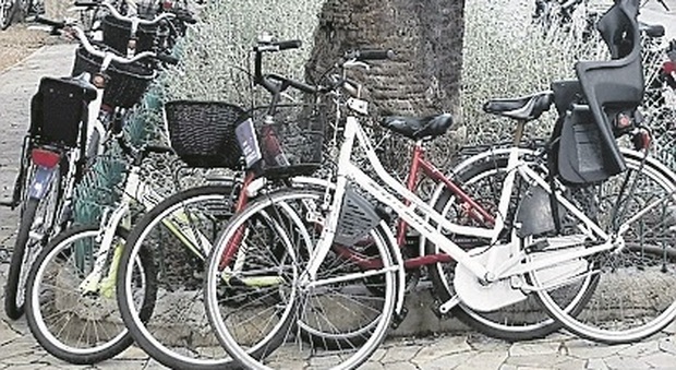 San Benedetto, marciapiedi impraticabili per disabili e passeggini: le bici selvagge dettano legge