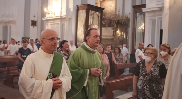 Napoli, don Loffredo saluta i suoi fedeli del rione Sanità: «Non dimenticatemi»