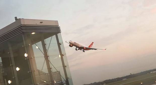 L'aereo sfiora la torre di controllo nell'ultimo volo Air Berlin, boato nell'aeroporto: ecco le immagini