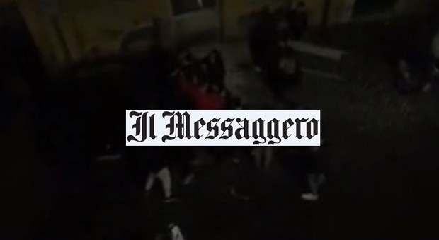 Roma, le notti violente di Trastevere: così le bande di ragazzini si fronteggiano a bottigliate