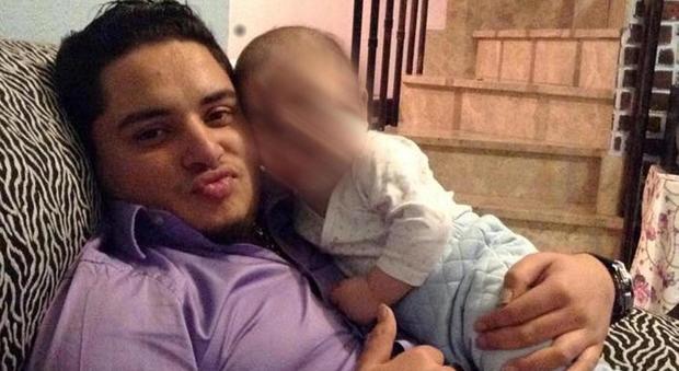 Bimbo di due anni ucciso di botte: fermato il papà. «Non riuscivo a dormire, mi sono alzato e l'ho picchiato»