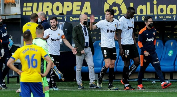 Liga, episodio di razzismo in campo tra Valencia e Cadice: la squadra interrompe la partita
