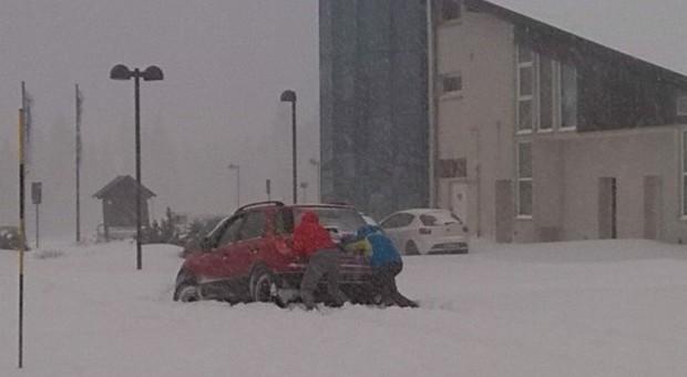 Piancavallo, auto bloccata nella neve